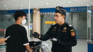 38851 petugas bea cukai memeriksa calon penumpang